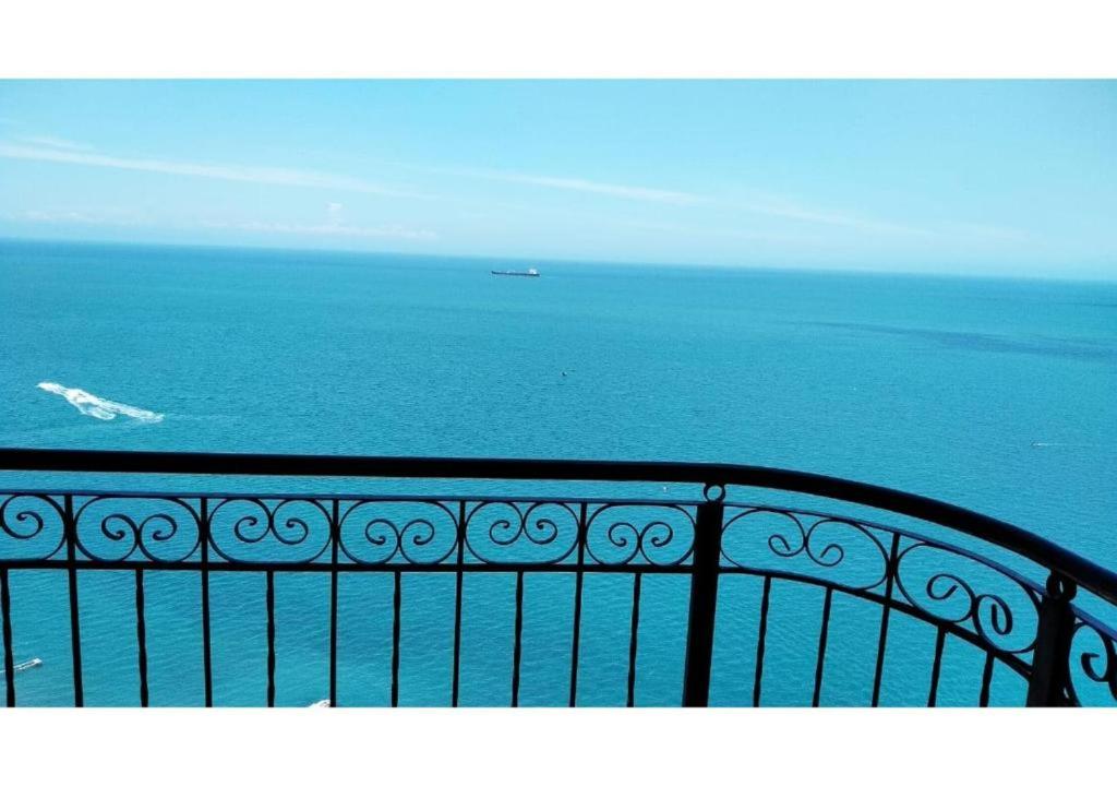 uma vista para o oceano a partir de uma varanda em El Peñon increible vistas al oceano Torre B em Santa Marta