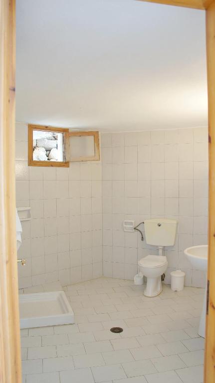 A bathroom at Nikos Studios