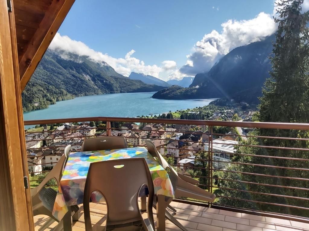 a balcony with a table and chairs and a view of a lake at Casa Bellavista in Molveno