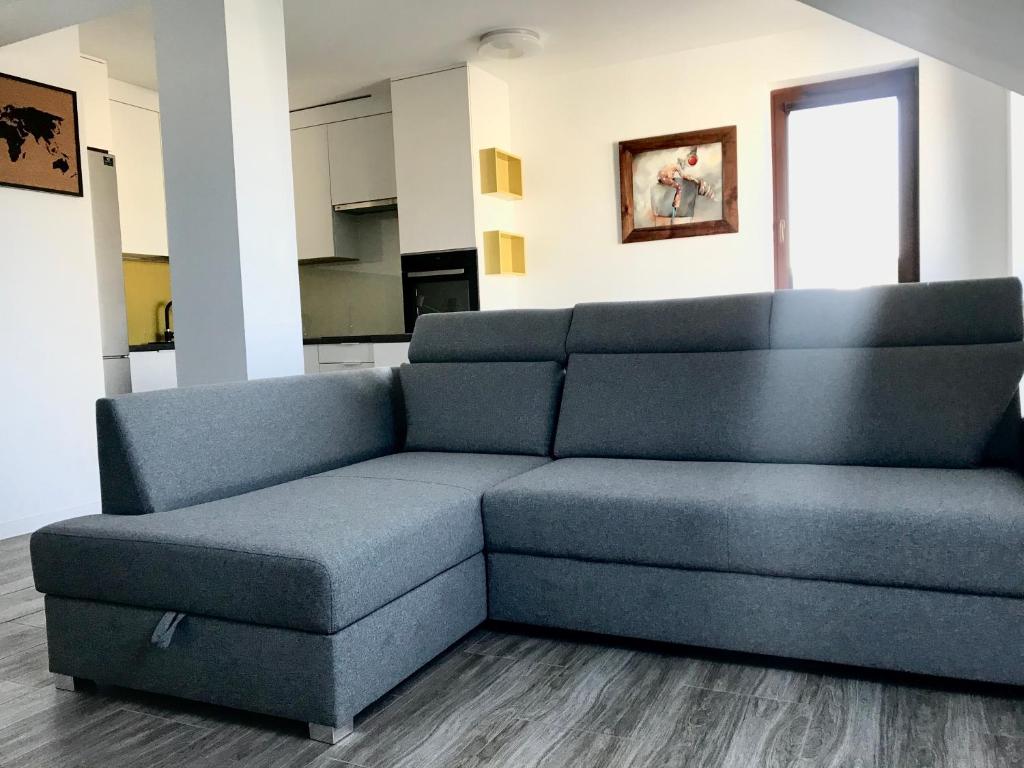 eine blaue Couch im Wohnzimmer in der Unterkunft Apartament Julia in Skierniewice