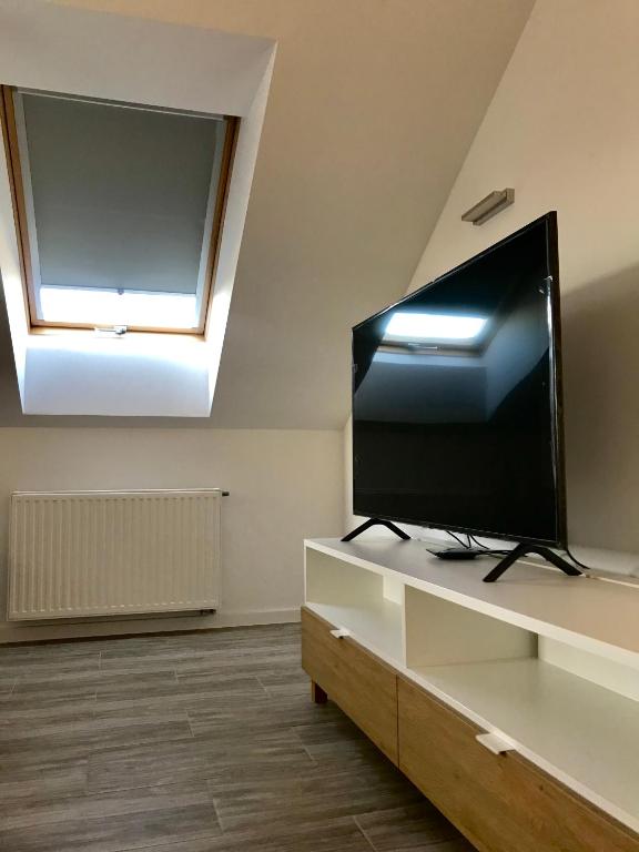 Televízia a/alebo spoločenská miestnosť v ubytovaní Apartament Julia