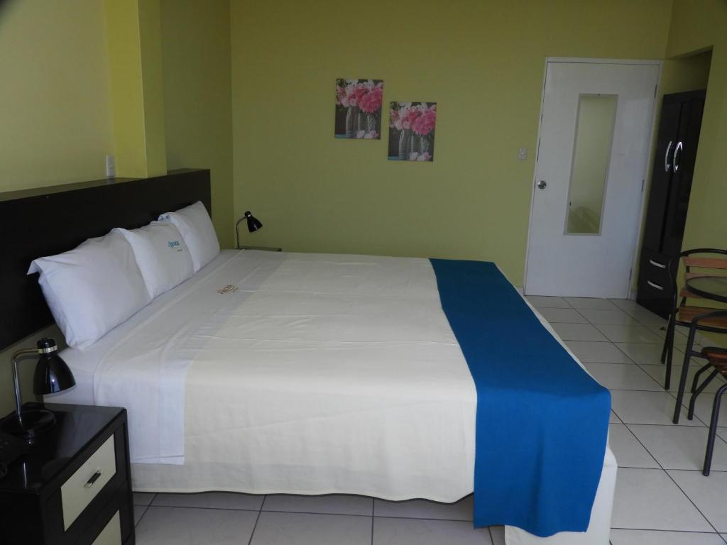 Postel nebo postele na pokoji v ubytování Arenas Hotel & Spa