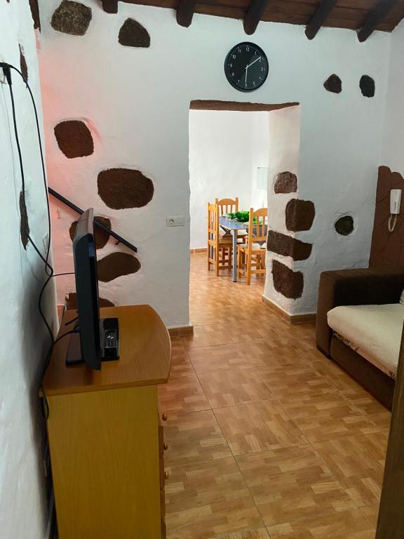 ein Wohnzimmer mit einem TV auf dem Tisch in der Unterkunft Palmera 16 in Santa Lucía