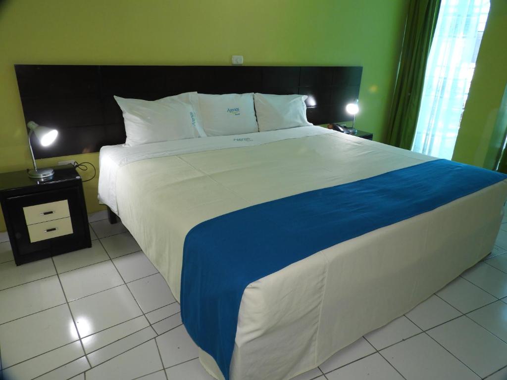 Postel nebo postele na pokoji v ubytování Arenas Hotel & Spa