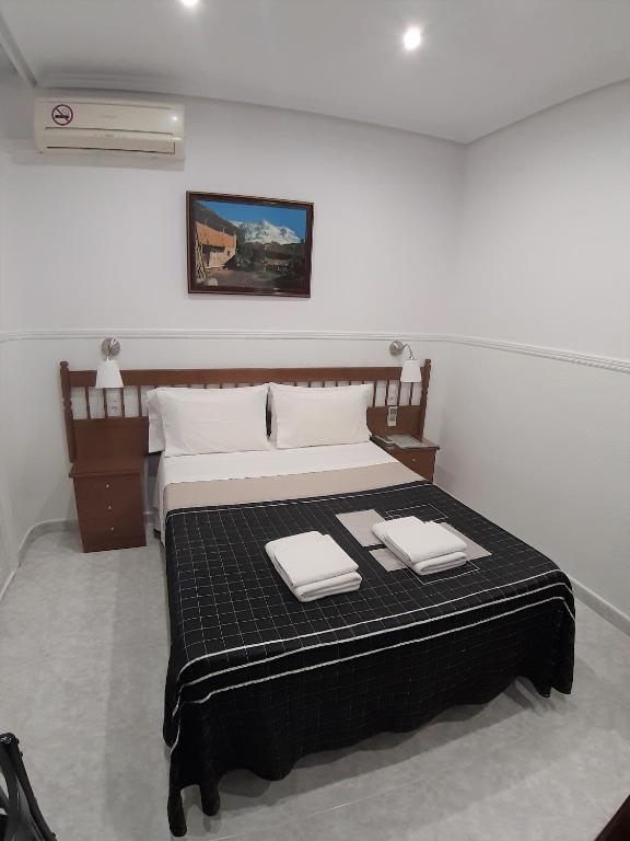 Cama ou camas em um quarto em Hostal Dulcinea