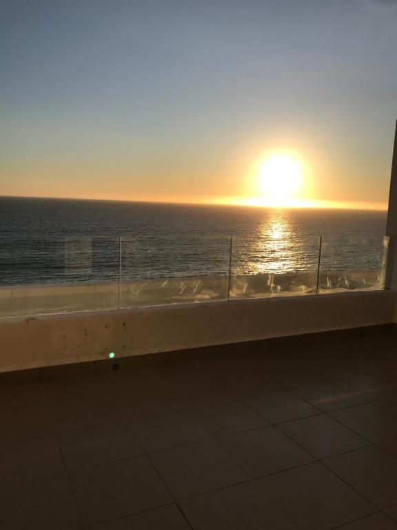 desde un balcón con vistas al océano al atardecer en Departamento Terrazas de Cochoa 1 dormitorio, en Viña del Mar