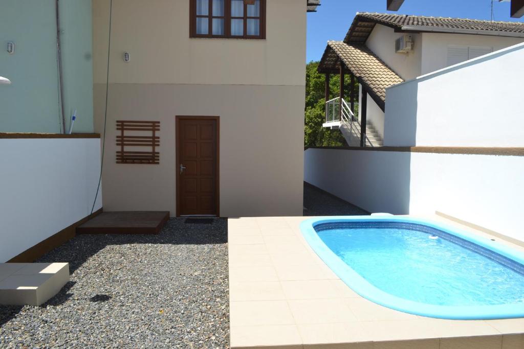  Sobrado com piscina em Mariscal Rutilio N125