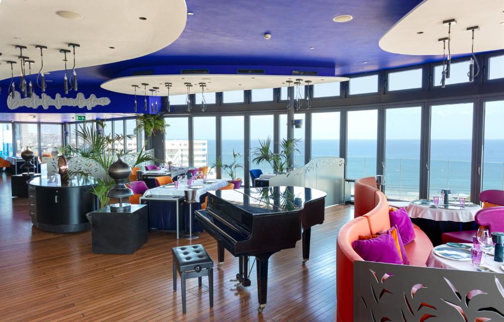 Un restaurant u otro lugar para comer en Bohemia Suites & Spa - Adults Only