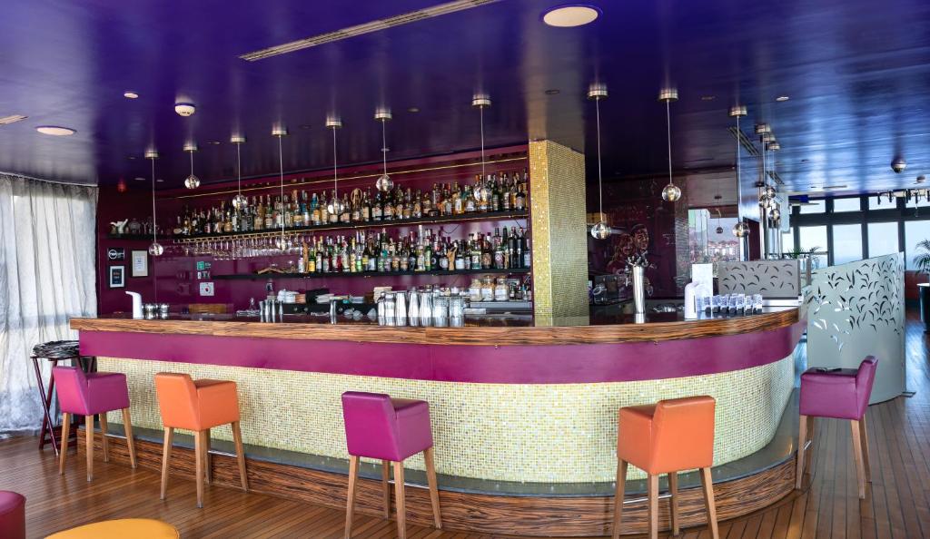 La sala de estar o bar de Bohemia Suites & Spa - Adults Only