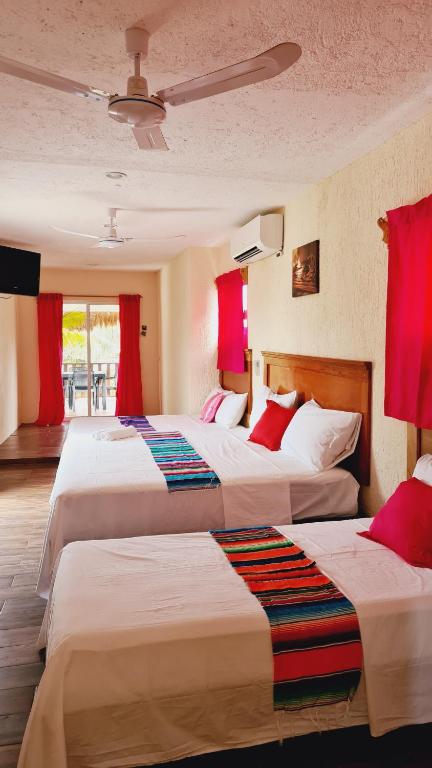 Postel nebo postele na pokoji v ubytování Hotel Machos Mahahual