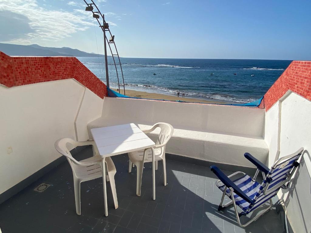 ラスパルマス・デ・グランカナリアにあるYellow Sunmarine IIの海を望むバルコニー(テーブル、椅子付)