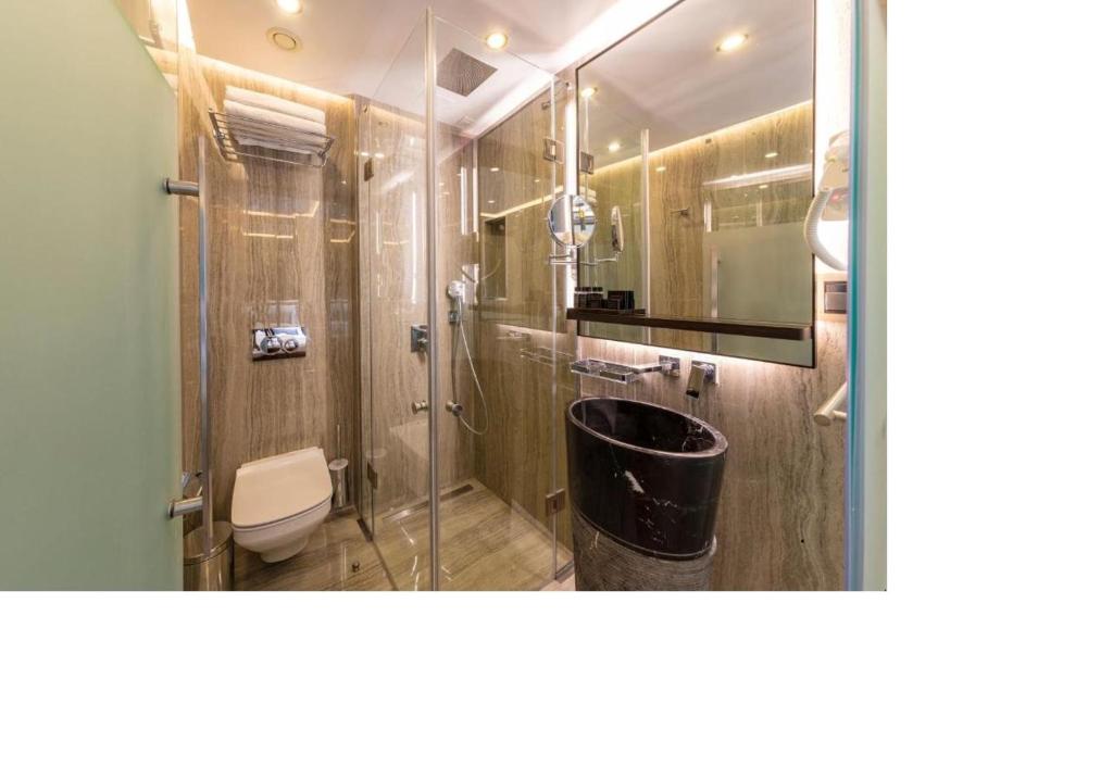 A bathroom at Opale Hotel