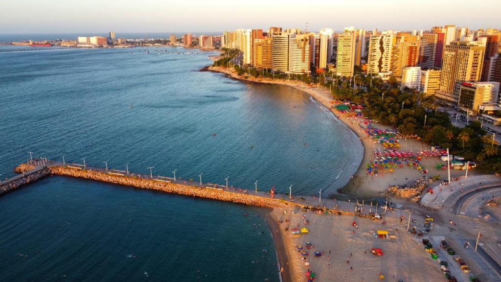  Beira mar Meireles a um passo do mar