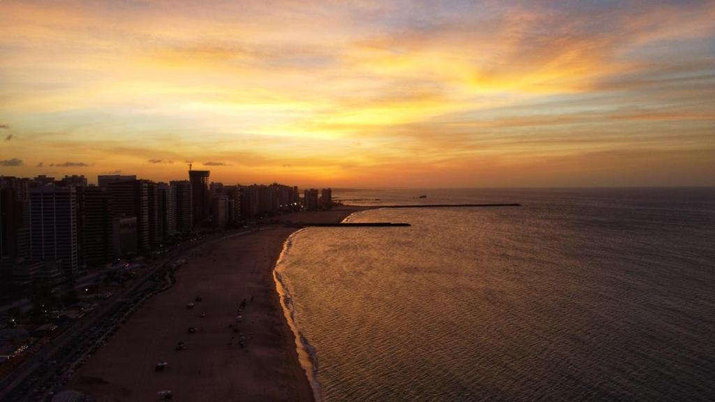  Beira mar Meireles a um passo do mar
