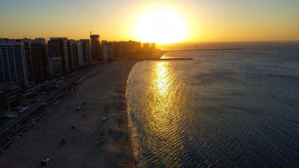  Beira mar Meireles a um passo do mar