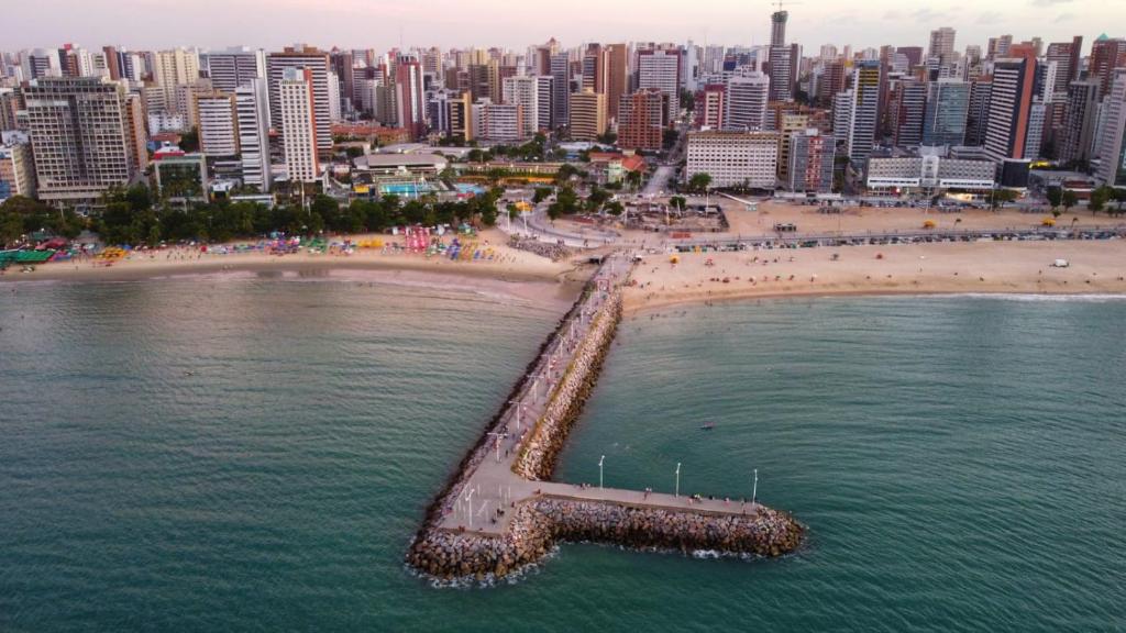  Beira mar Meireles a um passo do mar