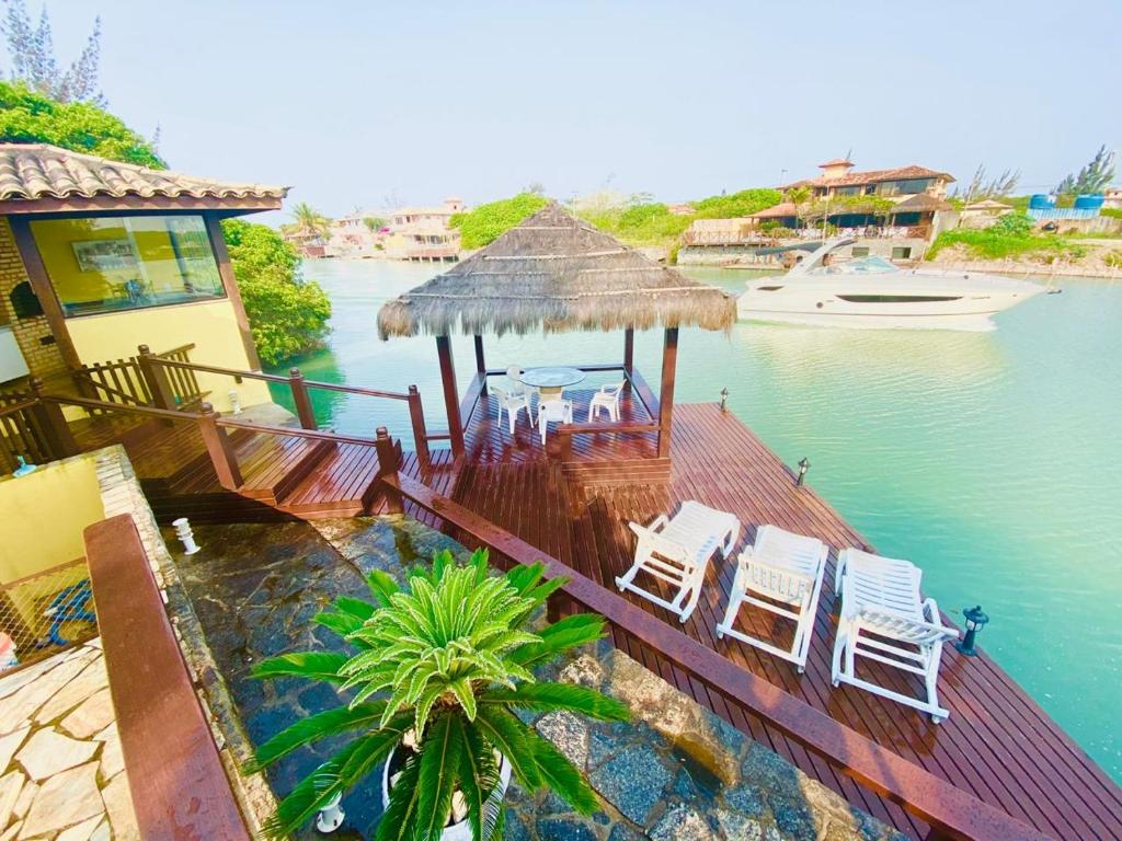  Linda casa na beira do canal de buzios