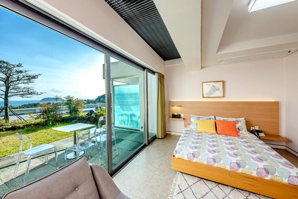 Postel nebo postele na pokoji v ubytování Jeju Bom stay & Art Gallery