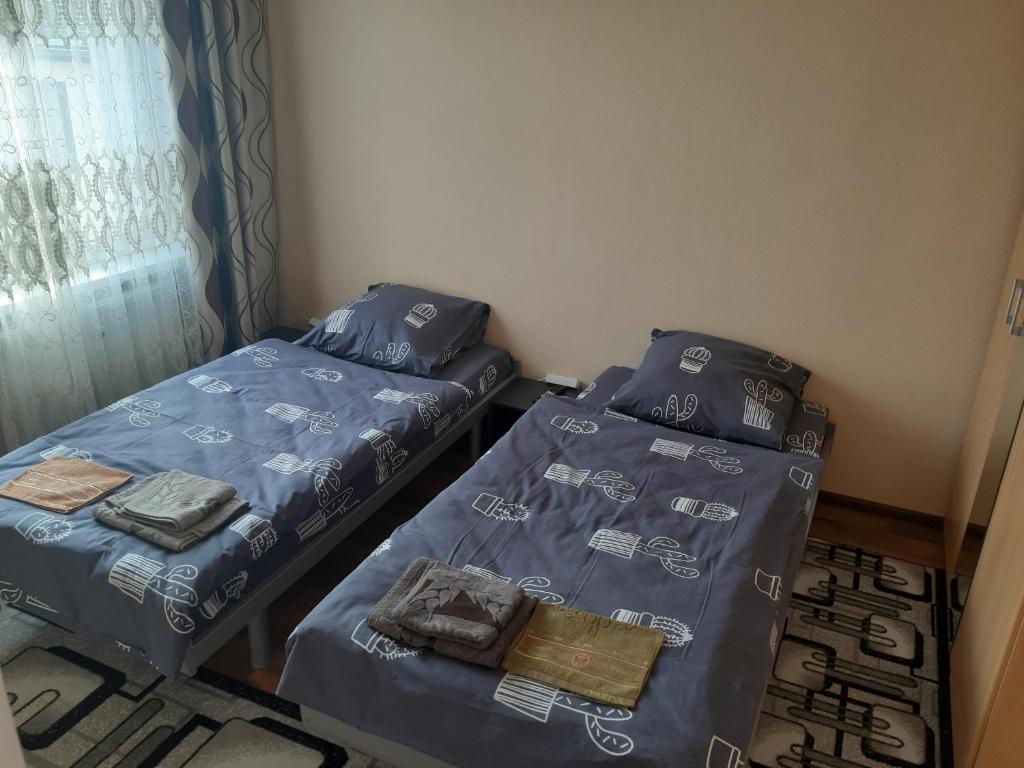 two beds in a room with blue sheets at 1 Zimmer Wohnung für 1-2 Gäste in Gößnitz