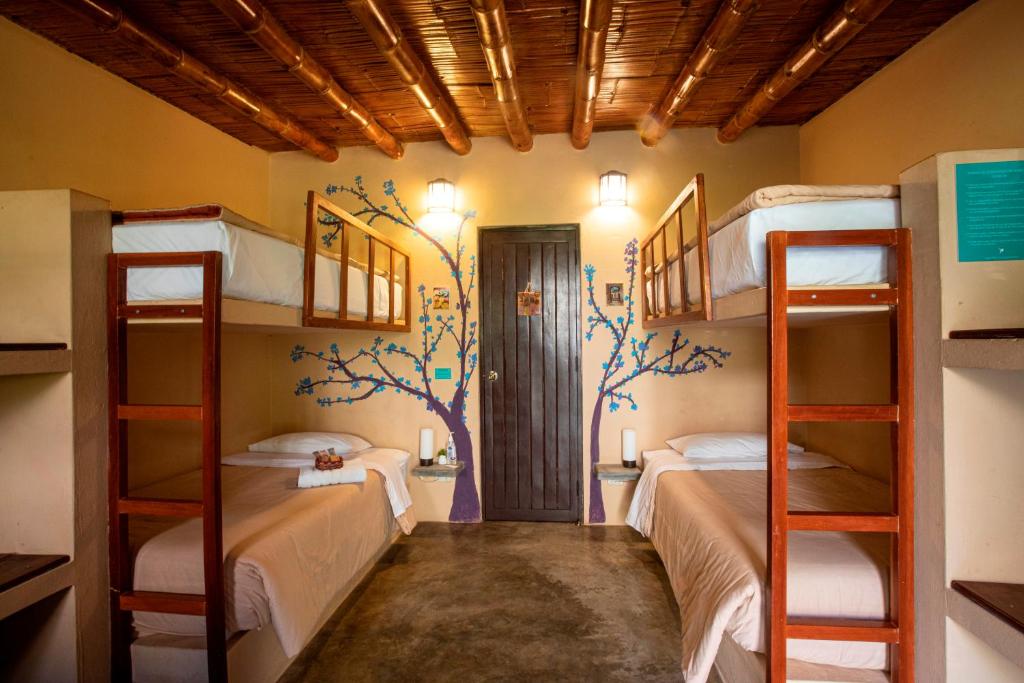 Postel nebo postele na pokoji v ubytování La Confianza Hotel