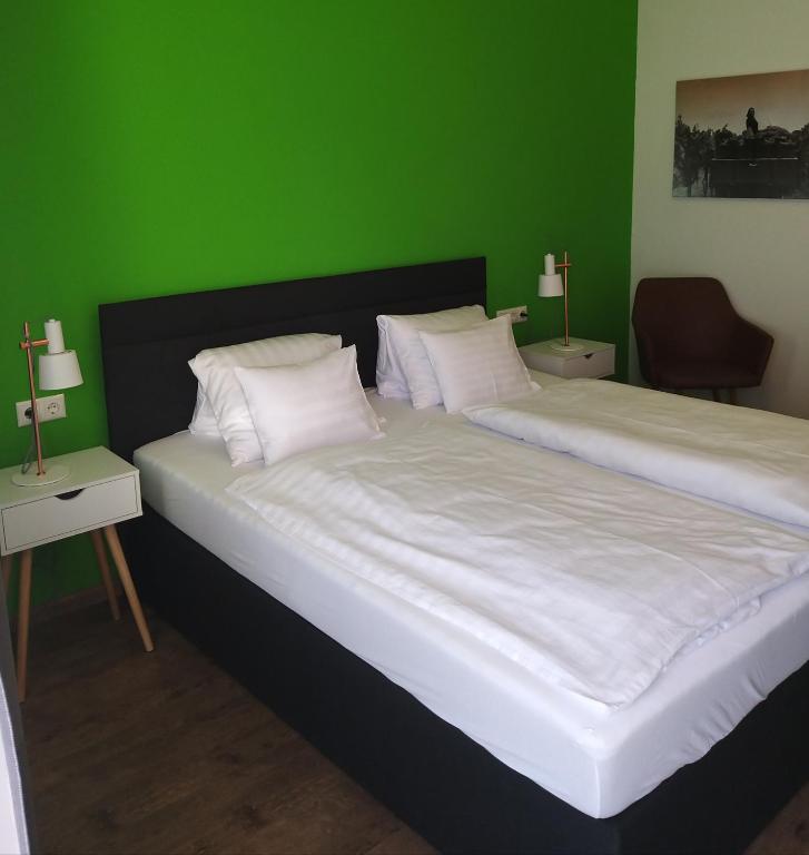 Postel nebo postele na pokoji v ubytování DOMS Gästehaus