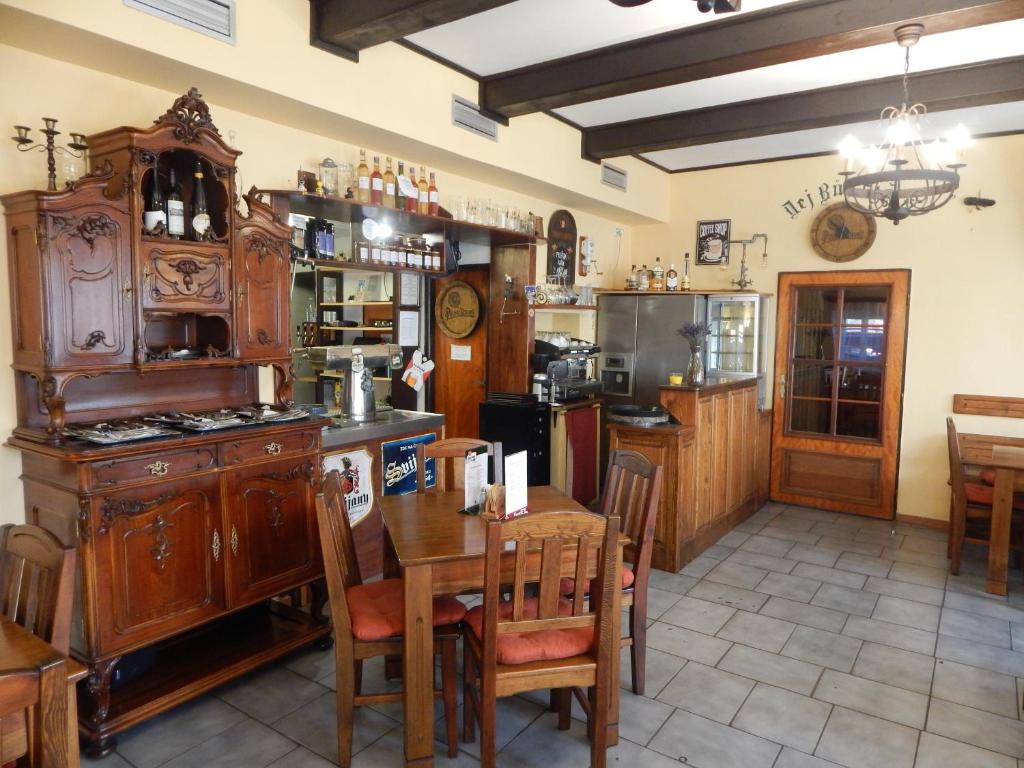 Lounge nebo bar v ubytování Penzion Dřevěnka