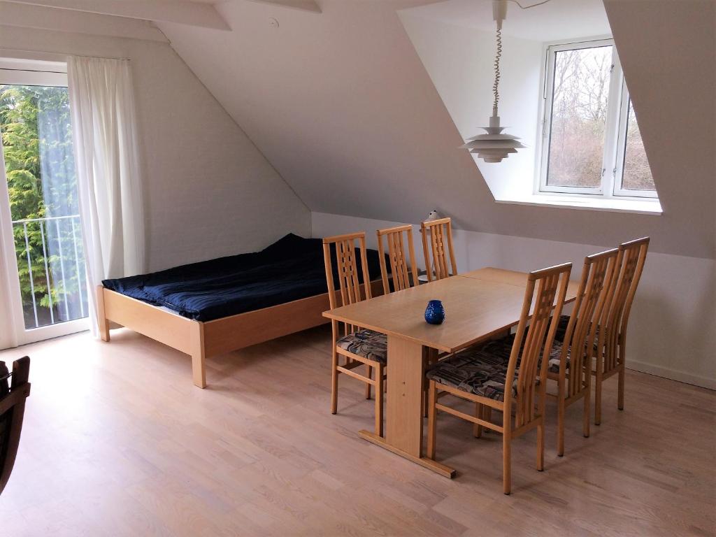 Postel nebo postele na pokoji v ubytování Stenbrogård
