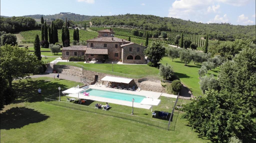 una vista aérea de una gran finca con piscina en Podere La Casa en Villa dʼArceno