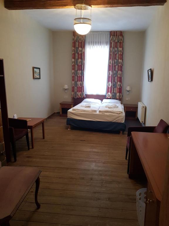 Postel nebo postele na pokoji v ubytování Hotel Restaurant Toscana Naumburg