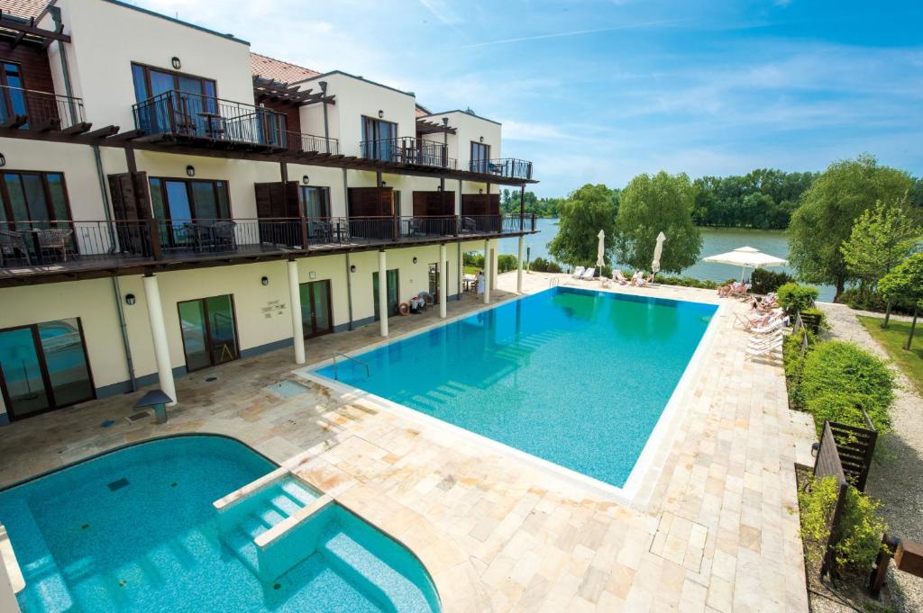 an overhead view of a swimming pool in front of a building at Tisza Balneum Hotel in Tiszafüred