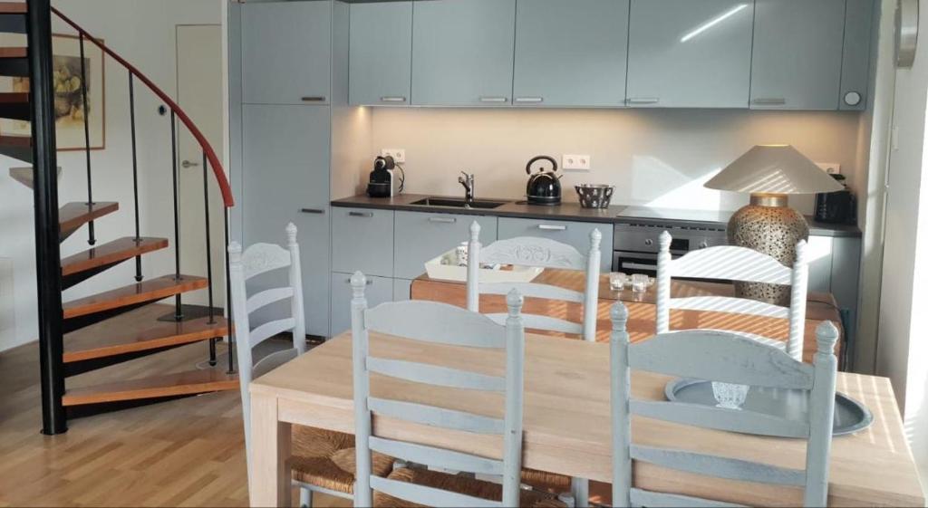 Kuchyň nebo kuchyňský kout v ubytování Vakantiehuis uus Klinte Hindeloopen