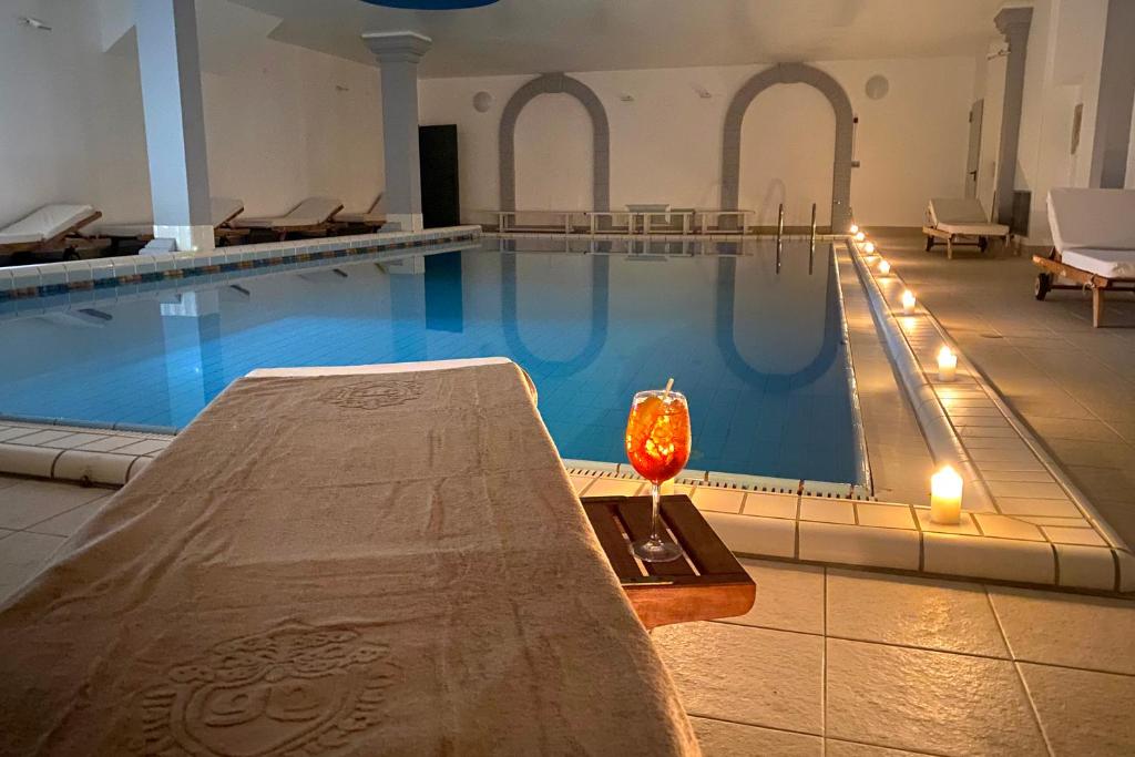 une grande piscine avec une bougie au milieu dans l'établissement Greif Hotel Maria Theresia, à Trieste