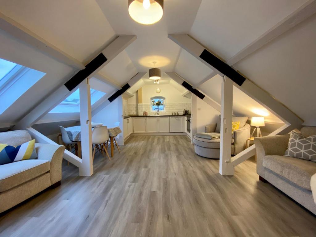 a attic living room with a vaulted ceiling at Nera Stay in Leighton Buzzard