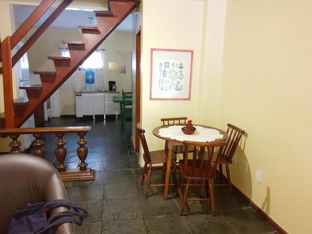  Casa de 2 andares em condomínio na Praia Grande.