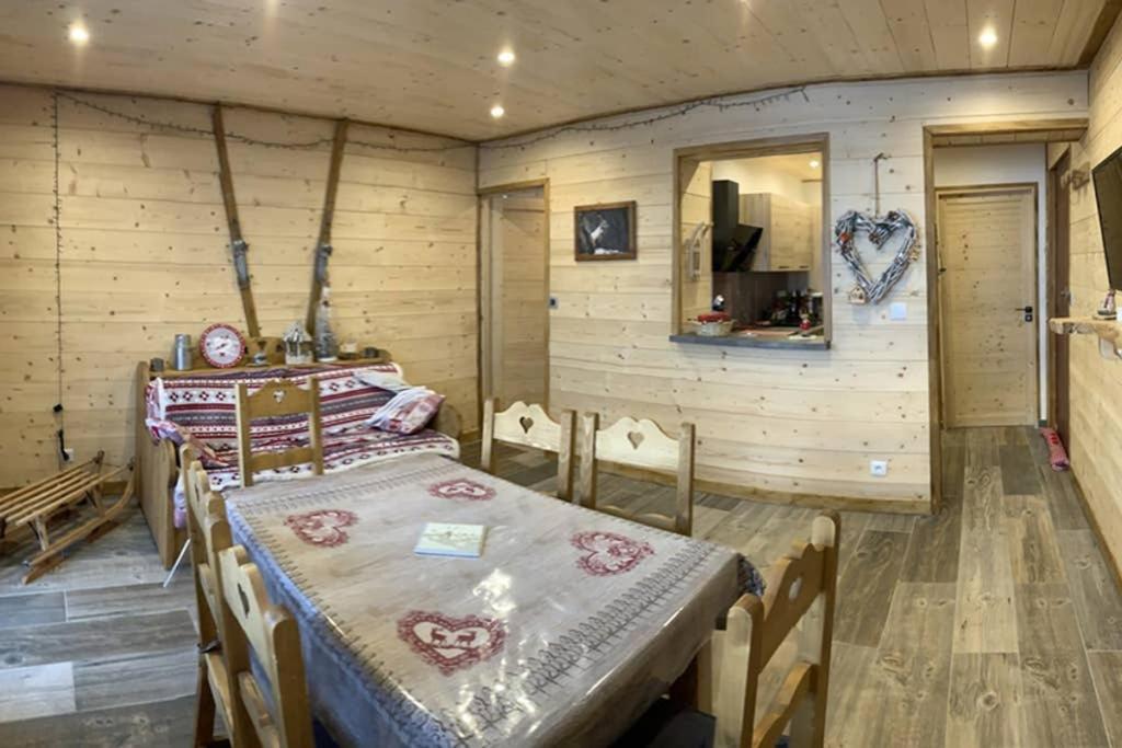 Zimmer mit 2 Betten in einem Holzzimmer in der Unterkunft Appartement Vars Sainte Marie 6 personnes in Vars