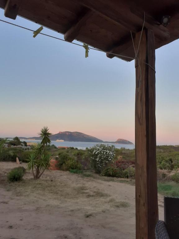 uma vista para o oceano a partir do alpendre de uma casa em Studio flat em Golfo Aranci