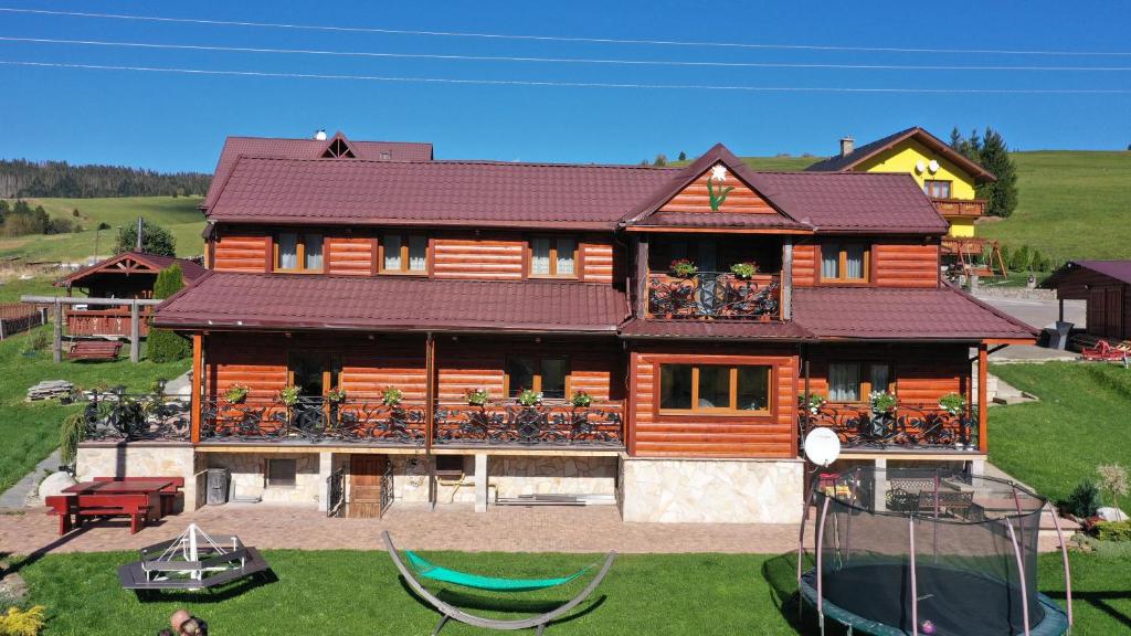 een groot houten huis met fietsen op het balkon bij Privat u Marka in Ždiar