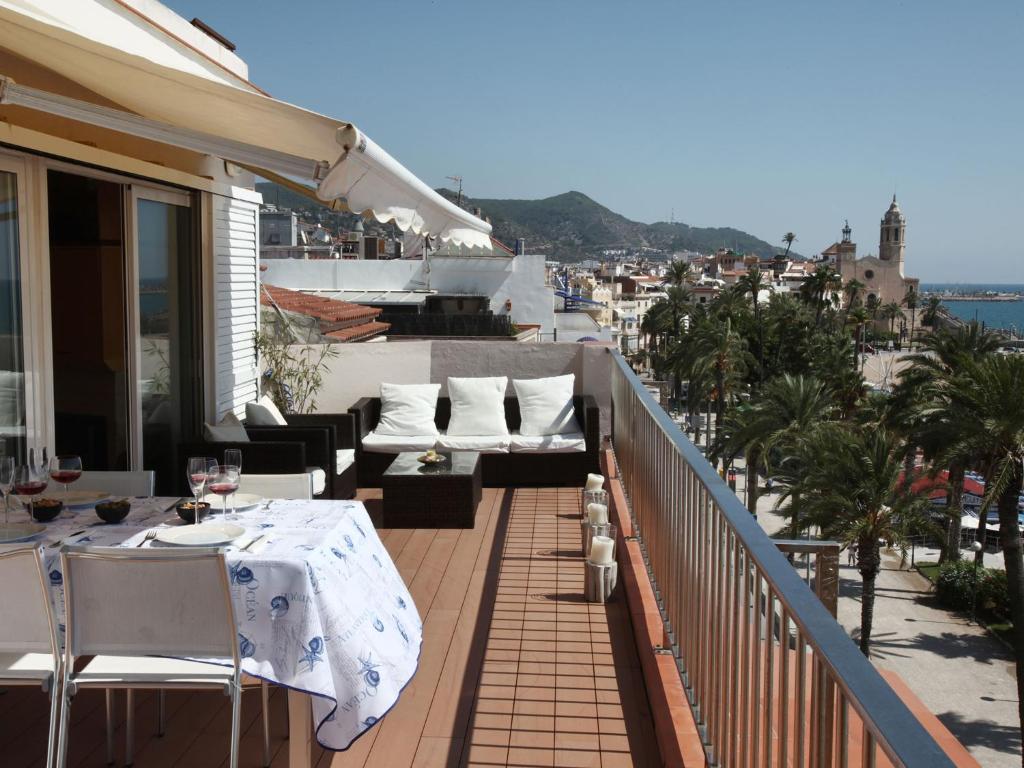 a patio with a table and chairs on a balcony at Sitges Views in Sitges