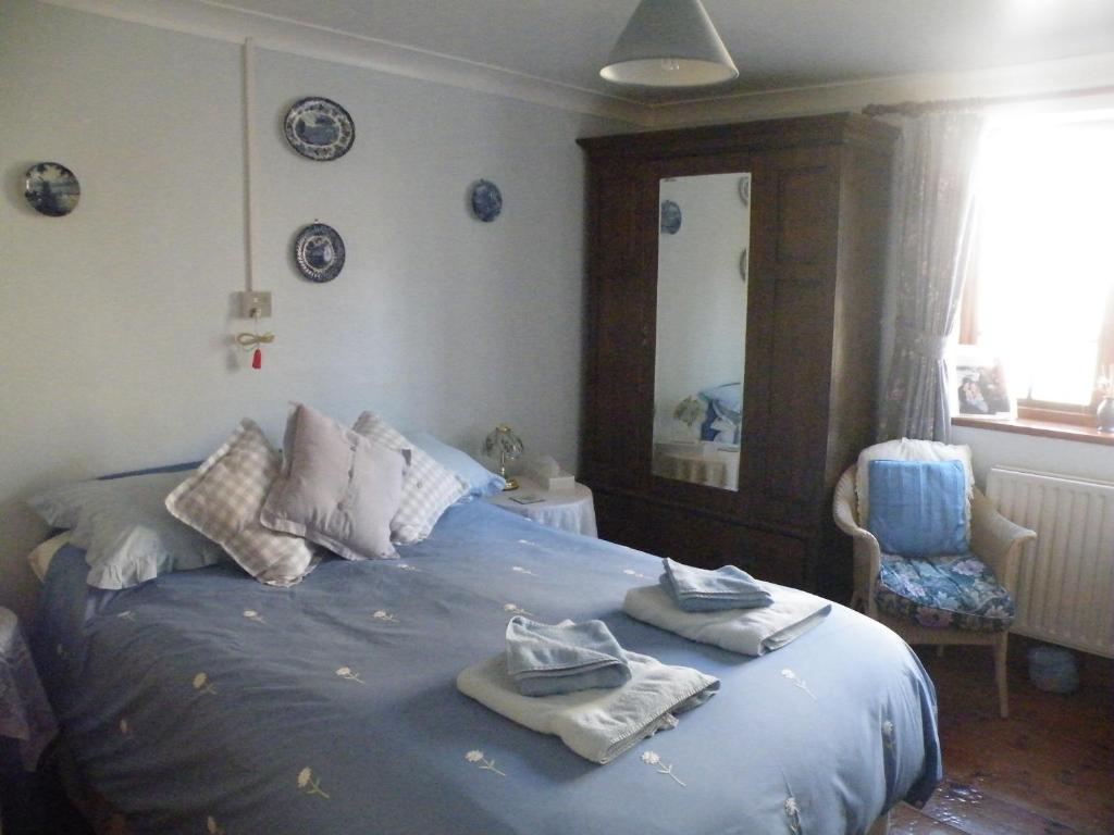 Katil atau katil-katil dalam bilik di Burton Farmhouse