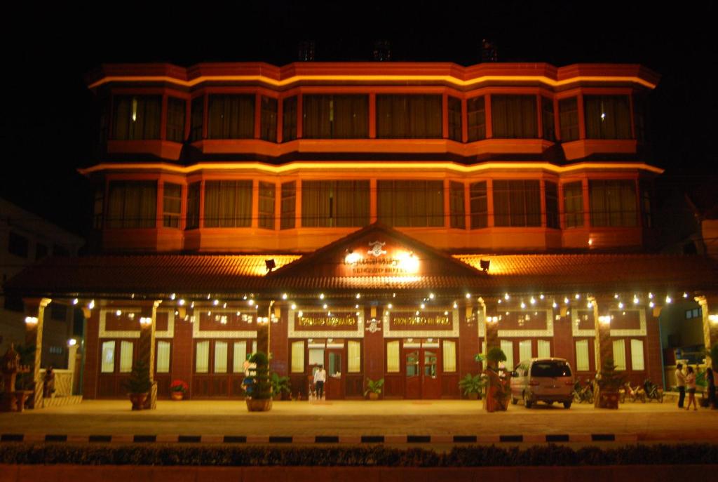 een groot gebouw met kerstverlichting ervoor bij Sengkeo Hotel in Vientiane