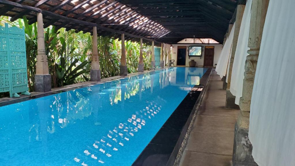 una gran piscina en un edificio en Kariappa House en Pondicherry