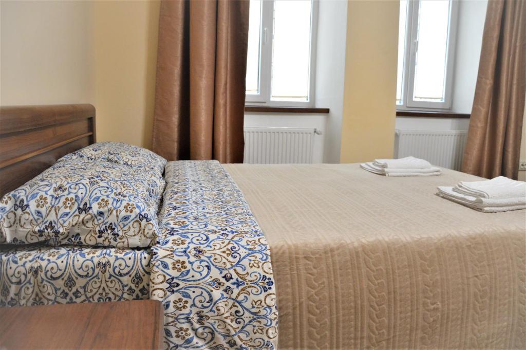 Postel nebo postele na pokoji v ubytování У князя Лева поряд Площі Ринок at Duke's Aparment Next to Rynok Square