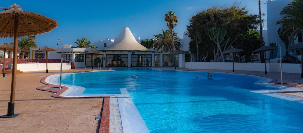 Bazén v ubytování Casa a primera linea de mar nebo v jeho okolí