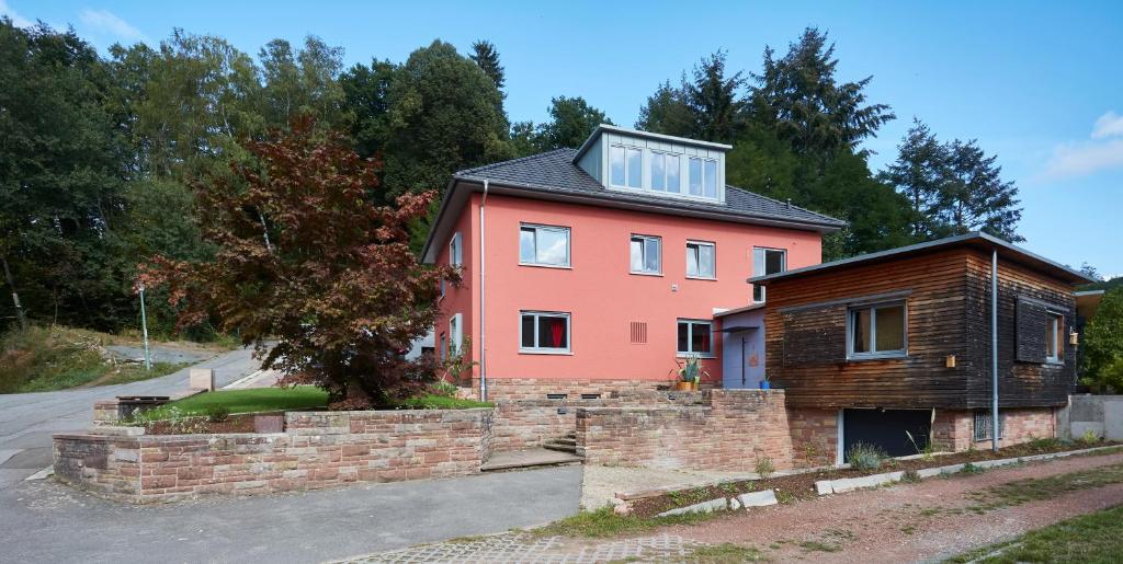 une maison rouge avec une fenêtre au-dessus dans l'établissement Luxusapartment Burgschänke, à Kaiserslautern