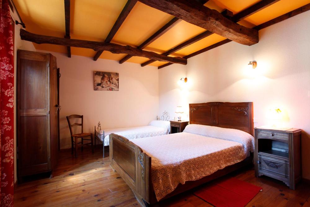 Ein Bett oder Betten in einem Zimmer der Unterkunft G&icirc;te de Tarou