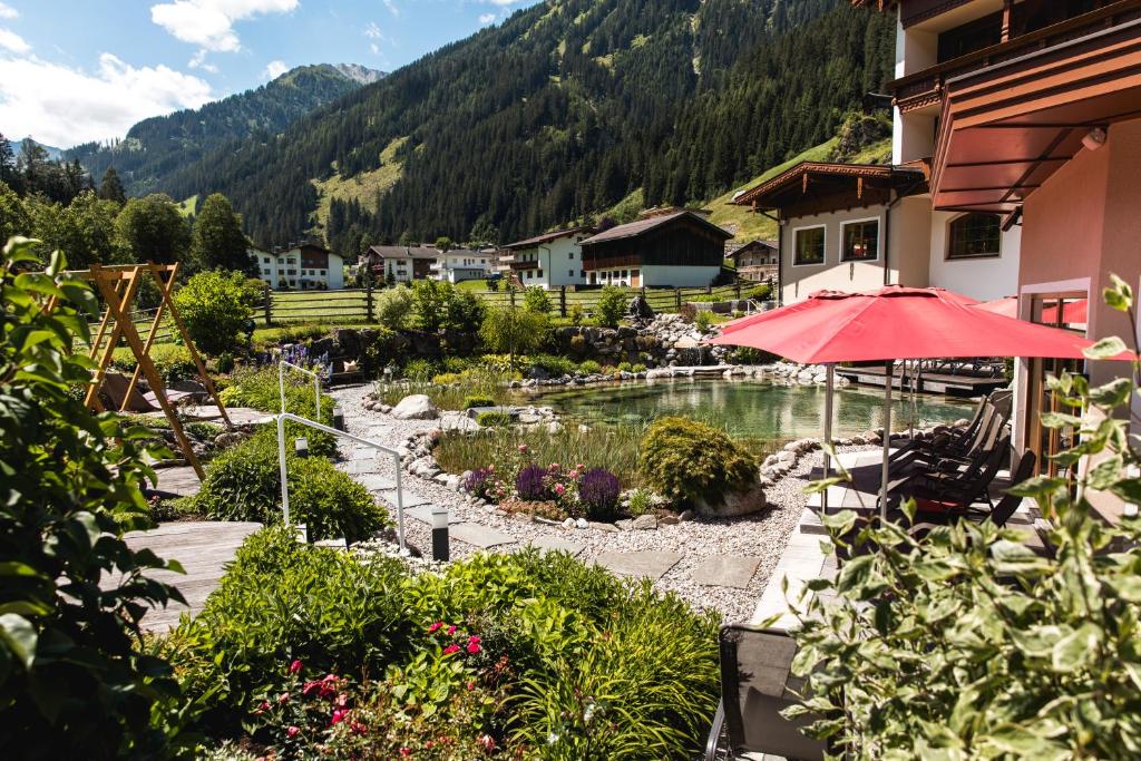 Nespecifikovaný výhled na hory nebo výhled na hory při pohledu z hotelu