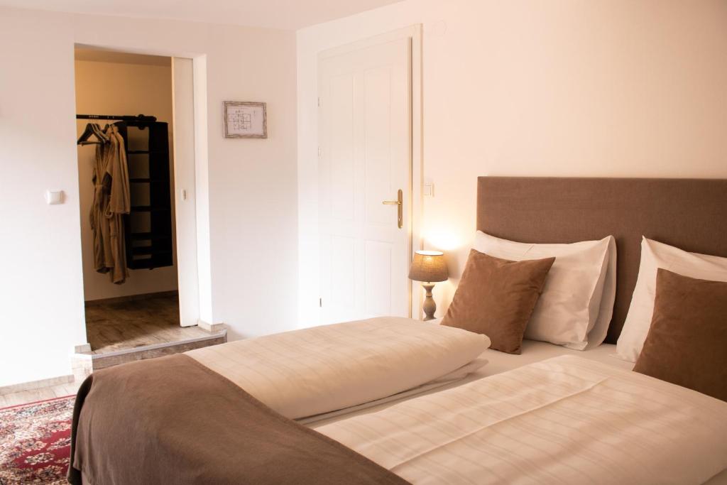 Una cama o camas en una habitación de Fenix Hall Boutique Hotel Hallstatt