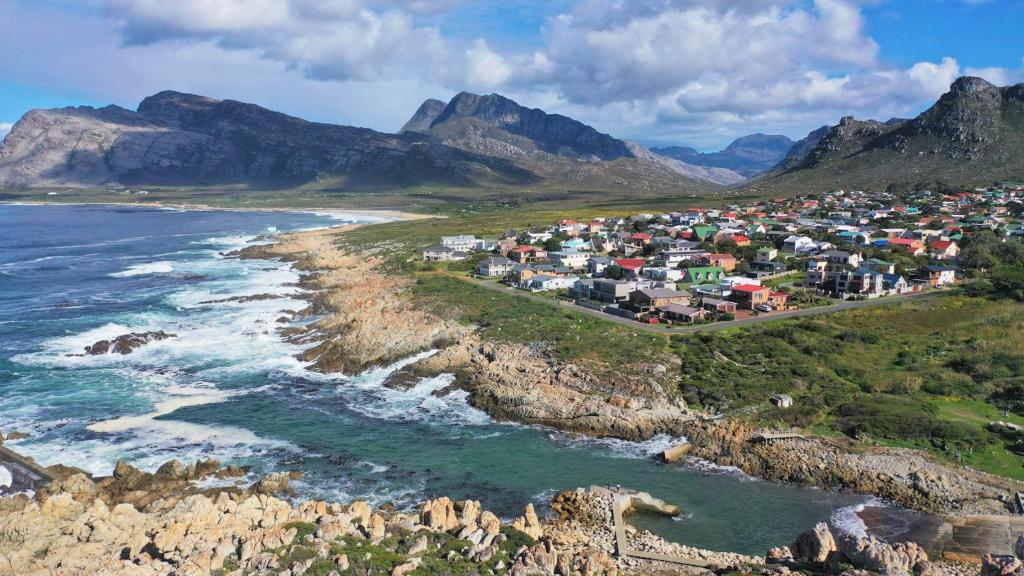 una vista aérea de una ciudad al lado de una montaña en 36 Df Strauss Street, en Kleinmond