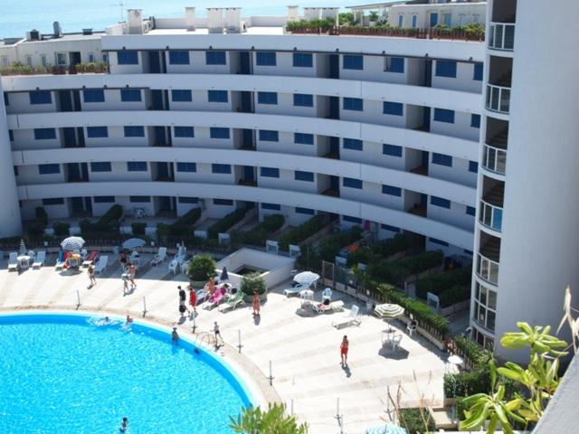 nad głową dużego budynku z basenem w obiekcie Appartamento su Residence Paradiso Azzurro w mieście Porto Recanati