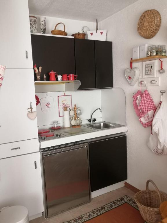Kuchnia lub aneks kuchenny w obiekcie Monolocale sulle piste